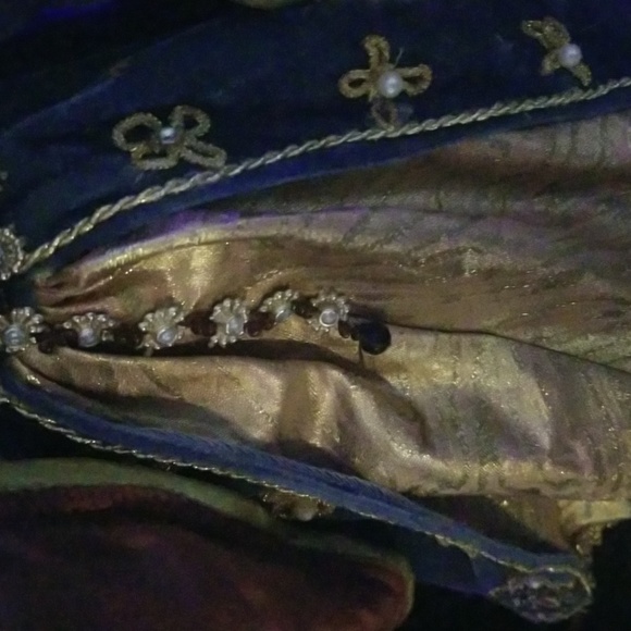 Porcelain doll has the face of an angel dressed in a blue velvet dress - Picture 7 of 10